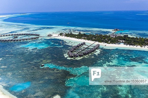 Drohnenaufnahme  Olhuveli Beach Resort mit Wasserbungalows  Lagune der Malediveninsel Olhuveli  Süd-Male-Atoll  Malediven  Asien
