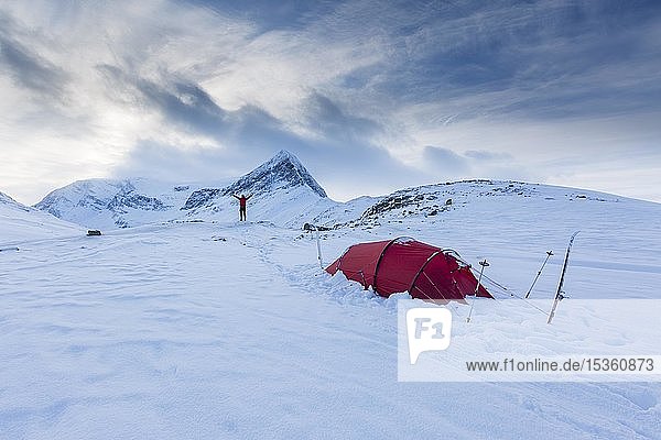 Rotes Zelt im Schnee  auf dem Fernwanderweg Kungsleden  Provinz Lappland  Schweden  Europa