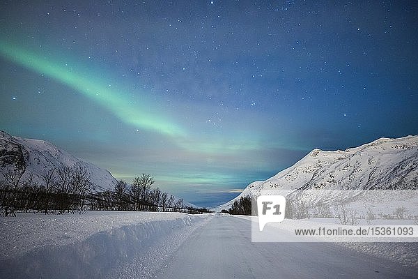 Nordlicht am schneebedeckten Kattfjordpass Tromsö Norwegen Europa