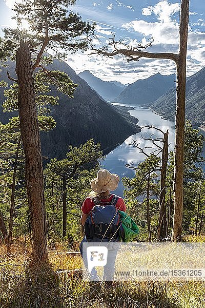 Junger Wanderer beim Blick vom Schönjöchl  Plansee umgeben von Bergen  Tirol  Österreich  Europa