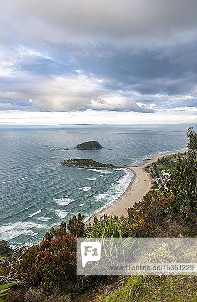 Blick auf den Strand von Tauranga  Blick vom Mount Maunganui  Bay of Plenty  Nordinsel  Neuseeland  Ozeanien
