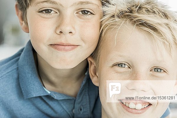 Zwei Jungs  Freunde  10 Jahre alt  schauen in die Kamera  Porträts  lächelnd und cool  Deutschland  Europa