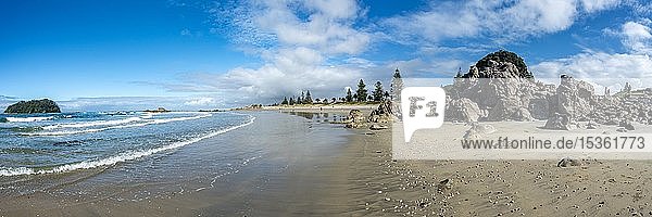 Sandstrand von Mount Manganui mit Insel Motiti Island  Tauranga  Bay of Plenty  Nordinsel  Neuseeland  Ozeanien