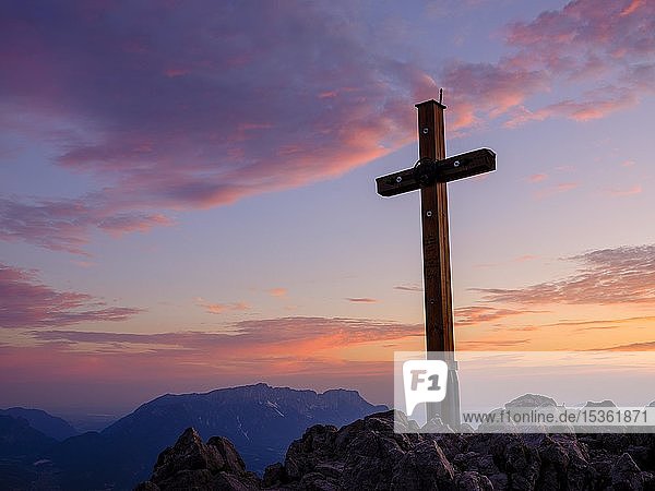 Gipfelkreuz bei Morgenrot Jenner 1874m hinten der Untersberg Nationalpark Berchtesgaden Berchtesgadener Alpen Schönau am Königssee Berchtesgadener Land Oberbayern Bayern Deutschland Europa