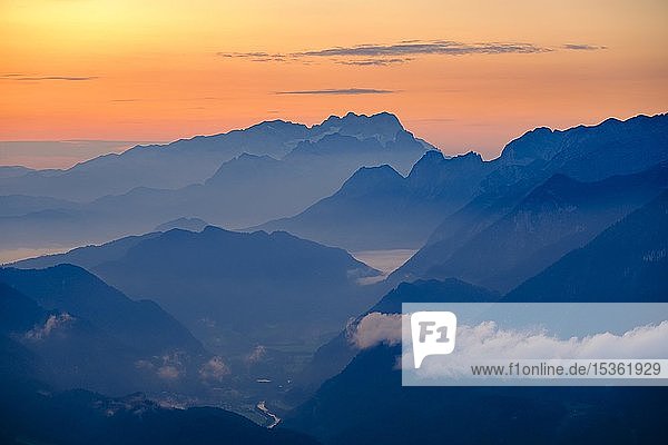 Blaue Bergsilhouetten bei Sonnenaufgang Ausblick über Dachstein Mitte und Tennengebirge Golling Salzburger Land Österreich Europa