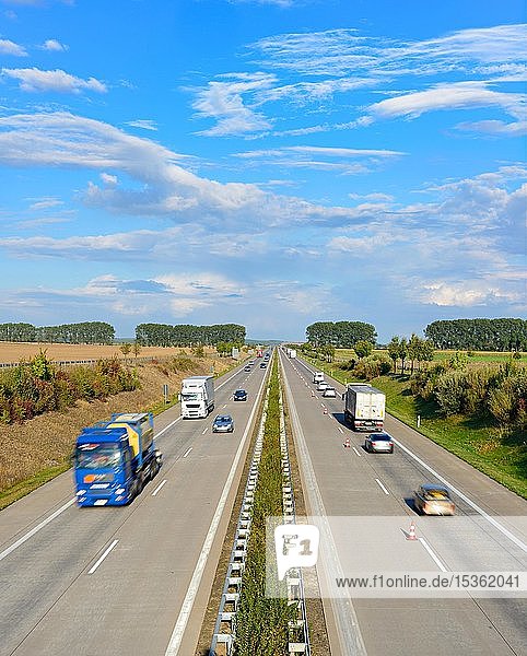 LKW und PKW in Bewegungsunschärfe  einspurige Verkehrsführung durch Baustelle  Autobahn 38  bei Eisleben  Sachsen-Anhalt  Deutschland  Europa