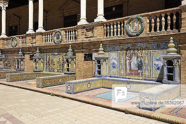 Mosaikbilder aus Azulejo-Fliesen Plaza de España Sevilla Andalusien Spanien Europa