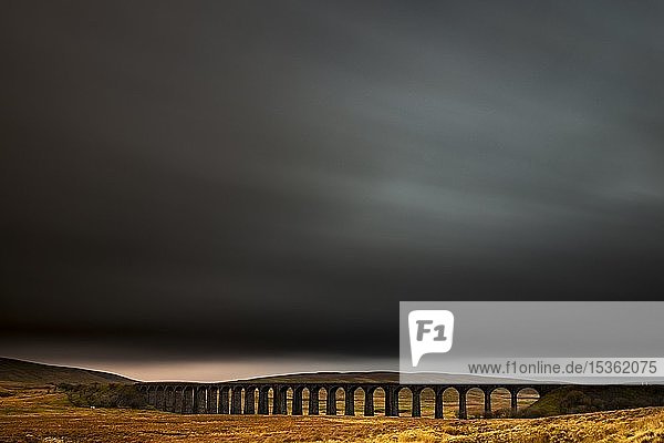 Eisenbahnbrücke  Ribblehead-Viadukt in Herbstlandschaft mit dramatischem Wolkenhimmel  Ingelton  Yorkshire Dales National Park  Midlands  Großbritannien