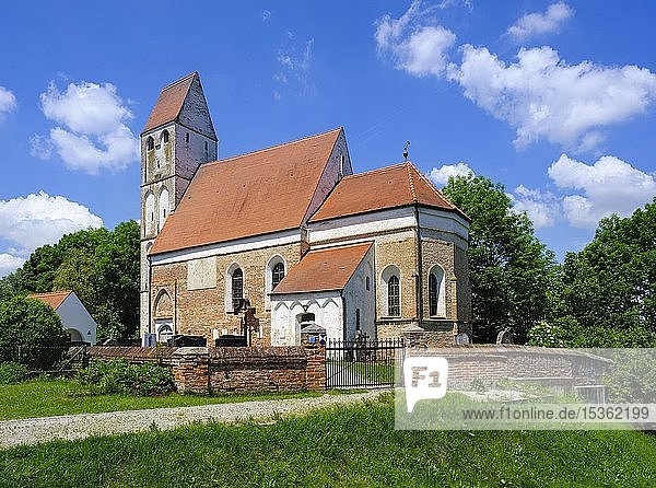 Spätgotische Wallfahrtskirche St. Johannes  Usterling  bei Landau an der Isar  Niederbayern  Bayern  Deutschland  Europa