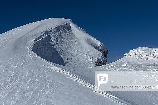 Große Schneewechte mit Gipfeln  Rietzlern  Kleinwalsertal  Vorarlberg  Österreich  Europa