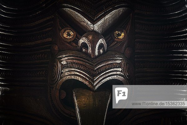 Traditionell geschnitzte Maori-Figur  Gesicht  Waitangi  Far North District  Northland  Nordinsel  Neuseeland  Ozeanien