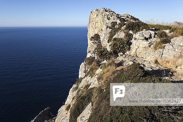 Steiküste mit Mirador Es Colomer  Cap Formentor  Mallorca  Balearische Inseln  Spanien  Europa