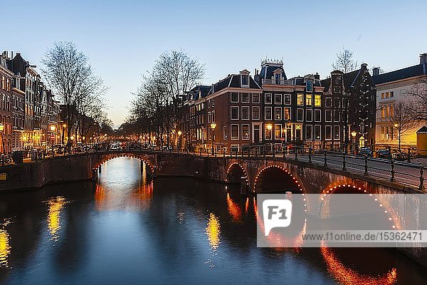 Abendstimmung  Gracht mit Brücke  Keizersgracht und Leidsegracht  Gracht mit historischen Häusern  Amsterdam  Nordholland  Niederlande