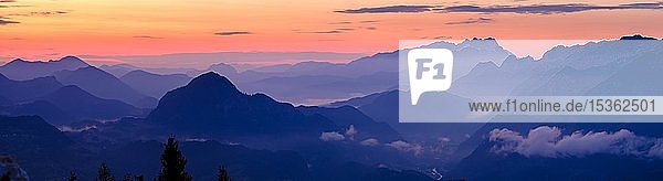 Panoramaaufnahme Blaue Bergsilhouetten bei Sonnenaufgang Ausblick über Osterhorngruppe Dachstein und Tennengebirge Golling Salzburger Land Österreich Europa