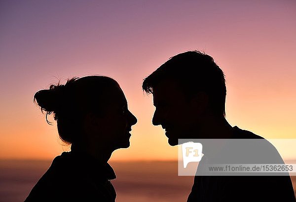 Junges Paar  Liebespaar  Silhouette  von Angesicht zu Angesicht  bei Sonnenuntergang  Insel Madeira  Portugal  Europa