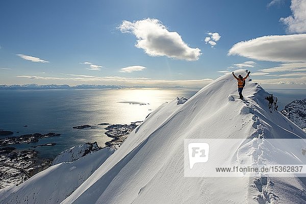 Bergsteiger im Schnee auf dem Grat des Stortinden  Svolvaer  Austvågøy  Lofoten  Norwegen  Europa
