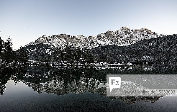 Eibsee im Winter mit schneebedeckter Zugspitze  Wasserspiegelung  Wettersteingebirge  Grainau  Oberbayern  Bayern  Deutschland  Europa