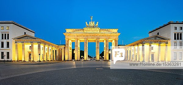 Pariser Platz mit beleuchtetem Brandenburger Tor in der Morgendämmerung  Berlin  Deutschland  Europa