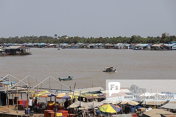 Schwimmende Dörfer mit Stelzenhäusern  Fischerdorf  Boote auf dem Tonle Sap Fluss  Kampong Chhnang  Kambodscha  Asien