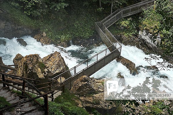Fußgängerbrücke über den Gollinger Wasserfall  bei Golling an der Salzach  Österreich  Europa