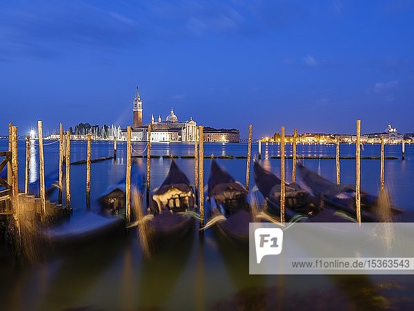 Ausblick auf die Kirche San Giorgio Maggiore im Vordergrund blaue Gondeln Insel Isola di S. Giorgio Maggiore Venedig Venetien Italien Europa