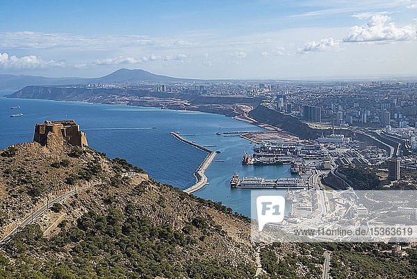 Blick über Oran mit der Burg Santa Cruz im Vordergrund Oran Algerien Afrika