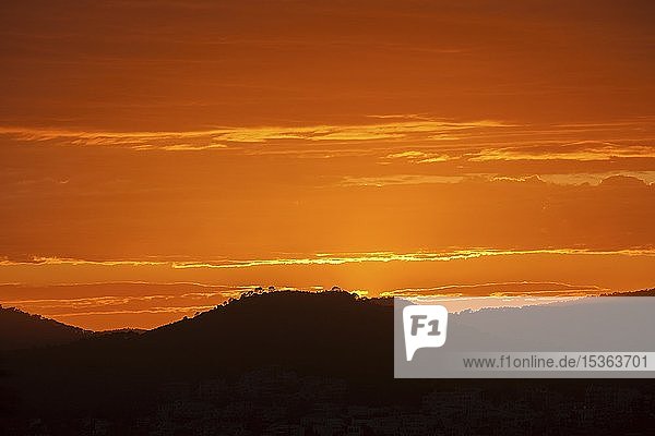 Oranger Sonnenuntergang  Hügel im Gegenlicht  bei Paguera oder Peguera  Mallorca  Balearen  Spanien  Europa