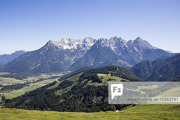Ausblick von der Buchensteinwand auf die Loferer Steinberge Alpen Tirol Österreich Europa