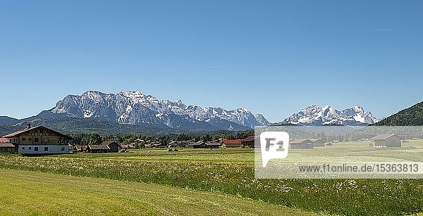 Häuser und Felder  Karwendelgebirge und Wettersteingebirge  Krün  Oberbayern  Bayern  Deutschland  Europa