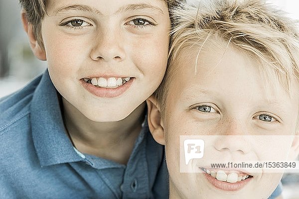 Zwei Jungen  Freunde  10 Jahre alt  schauen lächelnd in die Kamera  Portraits  Deutschland  Europa