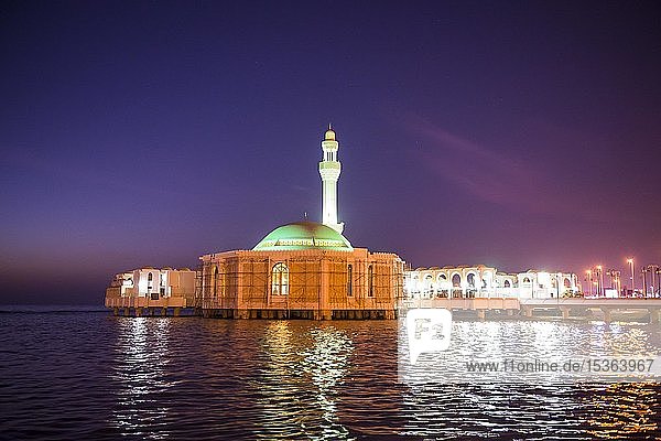 Nachtaufnahme der Al Rahma Moschee oder der schwimmenden Moschee Jeddah Saudi-Arabien Asien