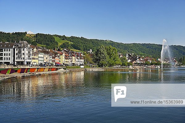 Vorort mit Katastrophenbucht  Altstadt mit Brunnen im Hintergrund  Zuger See  Zug  Kanton Zug  Schweiz  Europa