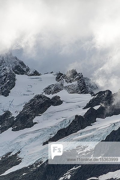 Wolken über Gletschern mit Schnee  Eis und Felsen  Mount Shuksan  Mount Baker-Snoqualmie National Forest  Washington  USA  Nordamerika
