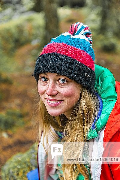 Porträt  Frau mit Pudelmütze beim Wandern  Mount Baker-Snoqualmie National Forest  Washington  USA  Nordamerika