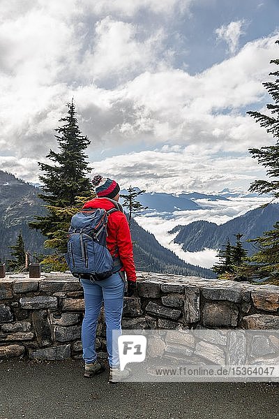 Wanderin am Artist Point  Berglandschaft in Wolken  Mount Baker-Snoqualmie National Forest  Washington  USA  Nordamerika