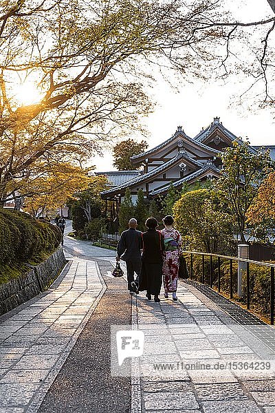 Japaner gehen in einer Gasse vor einem Tempel  Kyoto  Japan  Asien