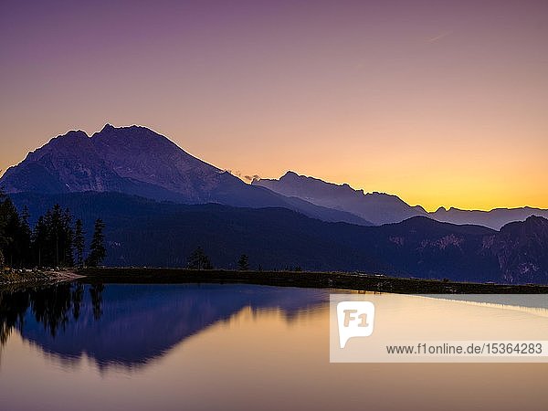 Bergsilhouetten spiegeln sich in einem künstlichen Bergsee bei Sonnenuntergang Watzmann Hochkalter Berchtesgadener Alpen Nationalpark Berchtesgaden Schönau am Königssee Berchtesgadener Land Oberbayern Bayern Deutschland Europa