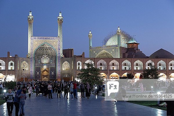 Jameh-Moschee bei Nacht am Naqsh-e-Jahan-Platz  Isfahan  Iran  Asien