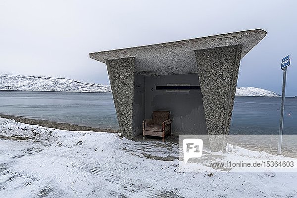 Bushaltestelle auf der Insel Ringvasoya Tromsö Norwegen Europa