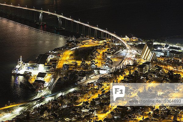 Blick vom Fjellheisen auf die Eismeerkathedrale und Autobrücke bei Nacht Tromsö Norwegen Europa