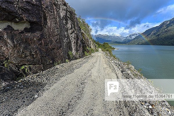Schotterpiste mit Regenbogen bei Puerto Río Tranquilo Valle Exploradores Parque Nacional Laguna San Rafael Patagonien Chile Südamerika