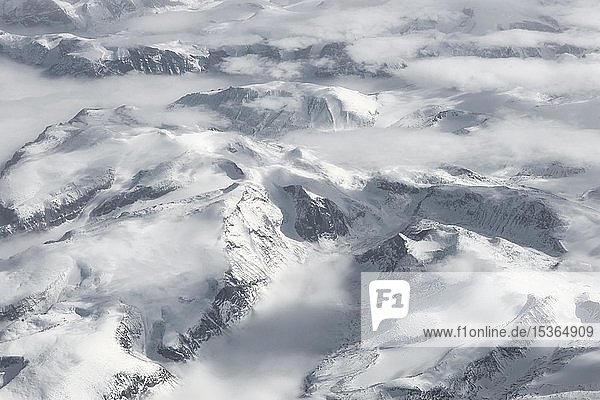 Blick aus dem Flugzeug auf schneebedeckte Berglandschaft  Vogelperspektive  Grönland  Nordamerika