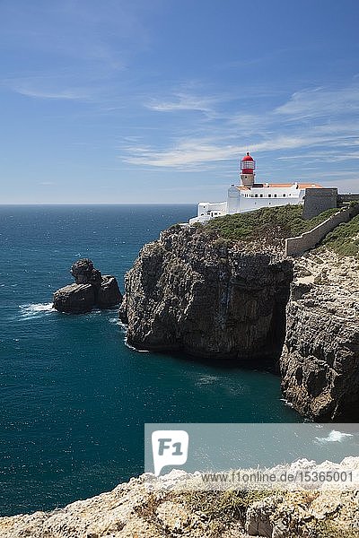 Leuchtturm an Steilküste Cabo de Sao Vicente Kap Sankt Vinzenz Südwestlichster Punkt Europas Algarve Portugal Europa
