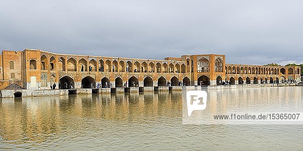 Khaju-Brücke über den Fluss Zayandeh-Rud  Isfahan  Iran  Asien
