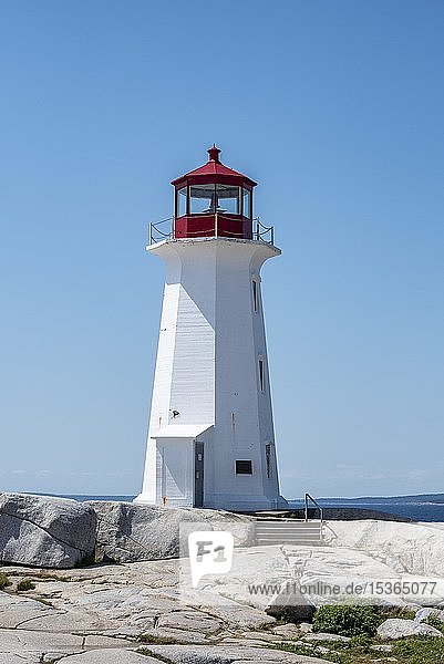 Leuchtturm auf Granitfelsen in Peggys Cove  Nova Scotia  Kanada  Nordamerika