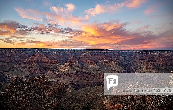 Sonnenuntergang über dem Grand Canyon  Bright Angel Trailhead  South Rim  Grand Canyon National Park  Arizona  USA  Nordamerika
