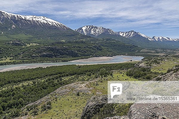 Weites Tal des Rio Ibanez bei Villa Cerro Castillo  Región de Aysén  Patagonien  Chile  Südamerika