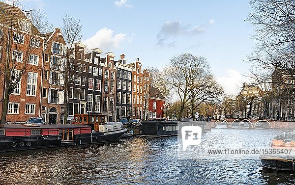 Gracht mit Booten und historischen Häusern  Amsterdam  Nordholland  Holland  Niederlande