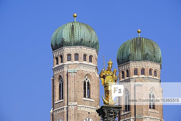 Zwiebeltürme der Frauenkirche und Mariensäule am Marienplatz  München  Oberbayern  Bayern  Deutschland  Europa