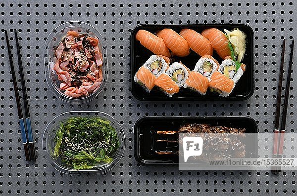 Sushi mit UraMaki  Nigiri mit Lachs  Teriyaki-Spieße  Goma Wakame  Algensalat  Chuka Ika Sansai  Oktopussalat  japanische Essstäbchen  in Plastikverpackung  Deutschland  Europa